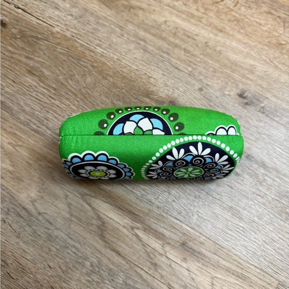 Vera Bradley • Cupcake Green Clamshell Sunglass Case - Picture 4 of 6